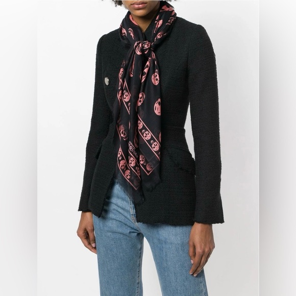 ❌SOLD❌ Alexander McQueen Classic Skull Scarf/Wrap - Picture 2 of 15